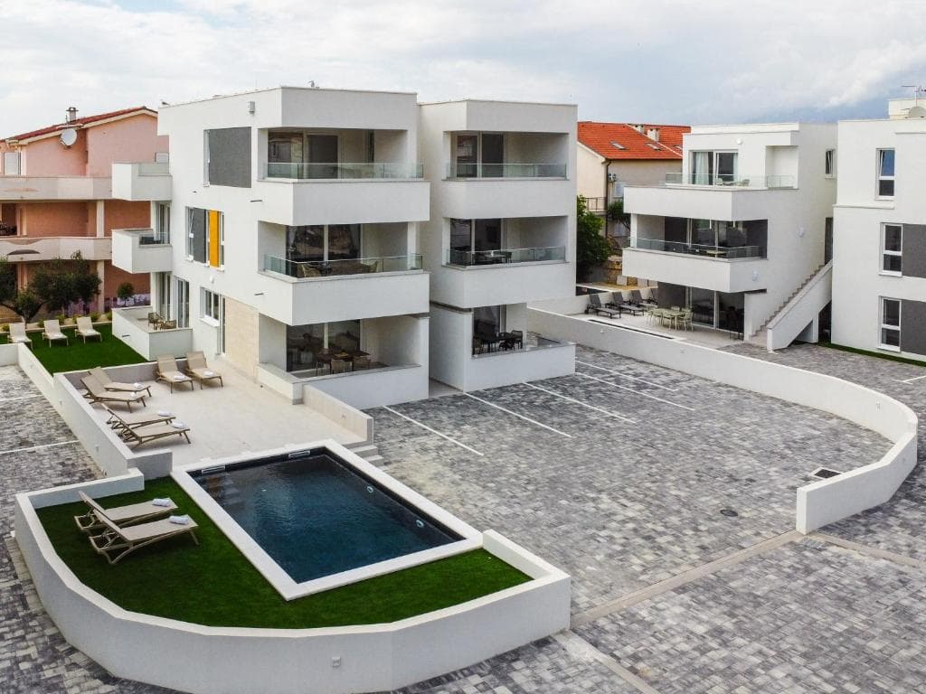 Appartamento Break 4 con terrazza e piscina a Novalja